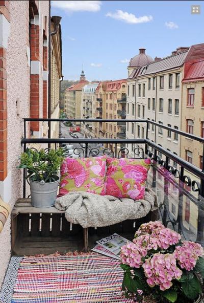 Balcone con dettagli rosa