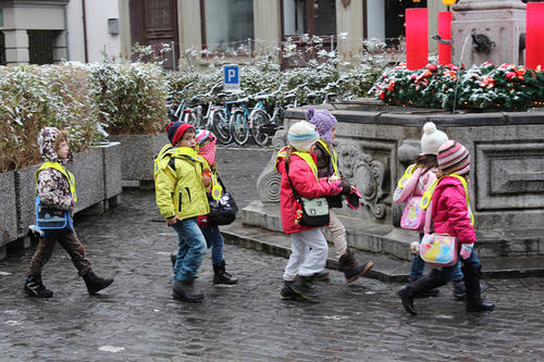 Bambini a spasso sotto la neve - Svizzera Bambini a spasso sotto la neve - Svizzera