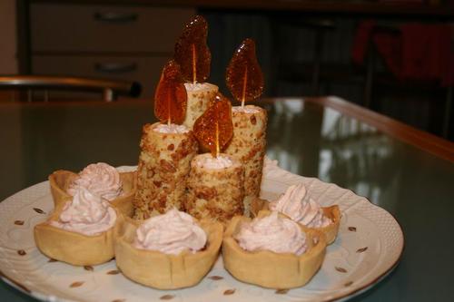 Candele di pasta brisée e cestini di pasta brisée Candele di pasta brisée e cestini di pasta brisée