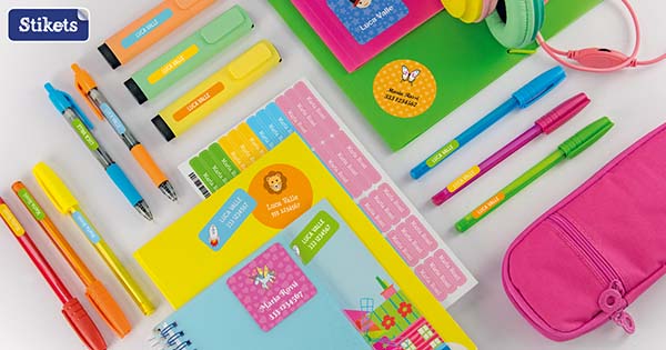 Immagine di cancelleria scolastica con etichette adesive Immagine di cancelleria scolastica con etichette adesive